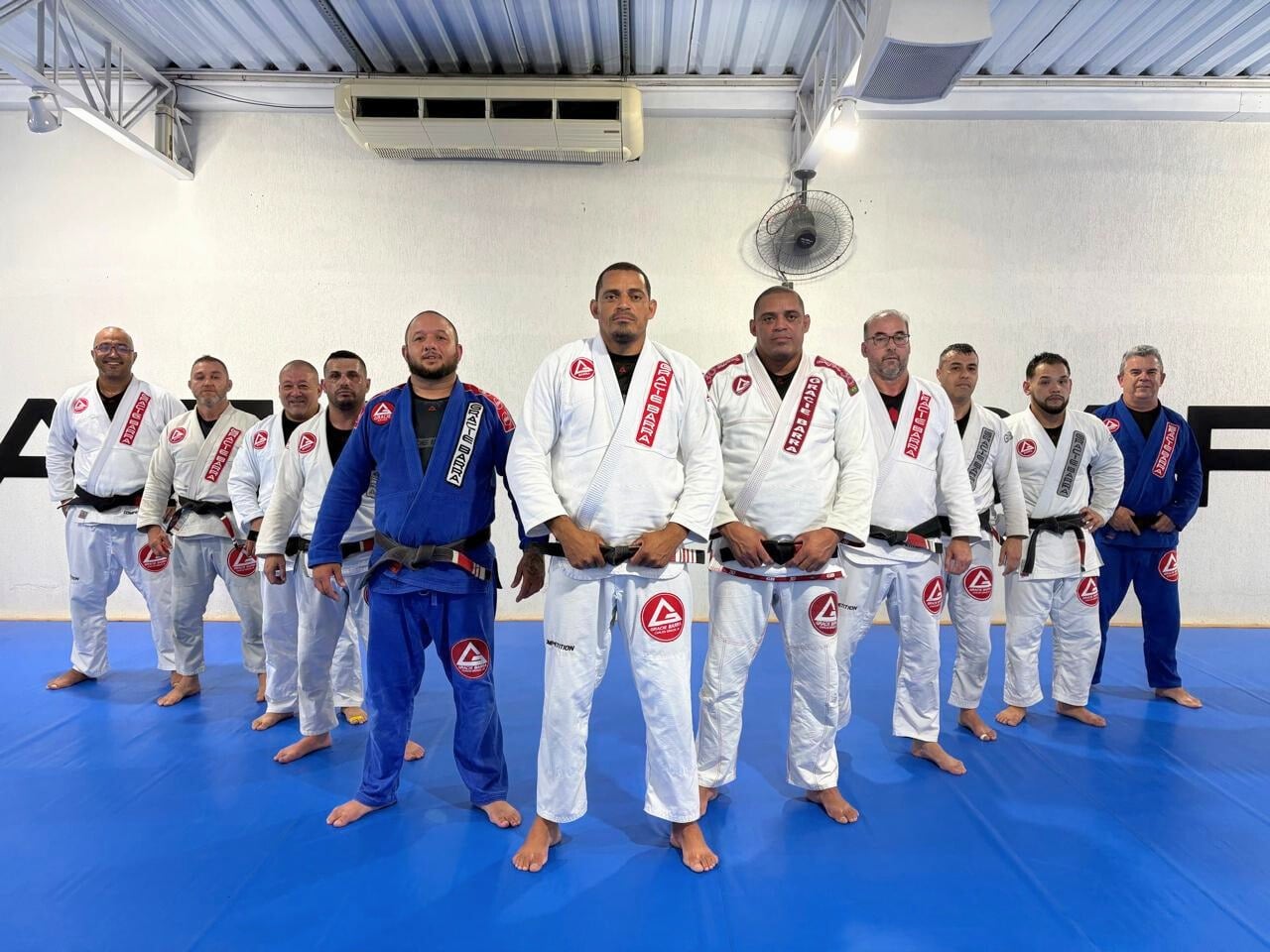 Professores e faixas pretas da Gracie Barra Santa Felicidade em pé no tatame da academia