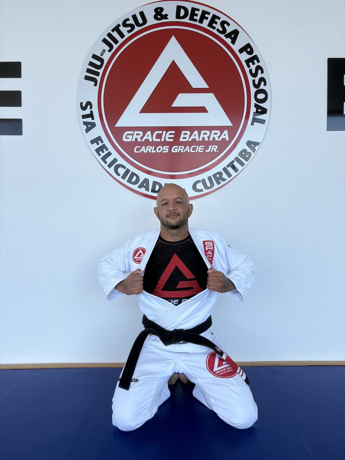 Professor Alessandro Tomatinho, faixa preta e instrutor responsável da Gracie Barra Santa Felicidade